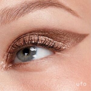 r.e.m. beauty Midnight Shadows Lustrous Liquid Eyeshadow UFO